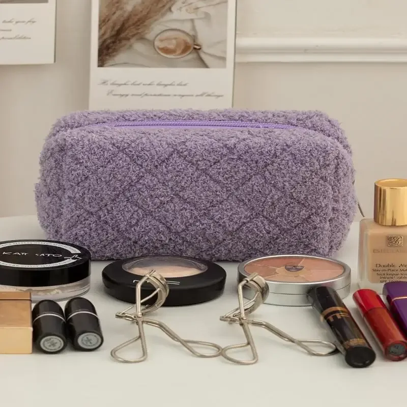 trousse de maquillage douce en peluche avec poignée intégrée ; motif cœur adorable ; rangement cosmétique portable de voyage, trousse à crayons et pochette organisateur.
