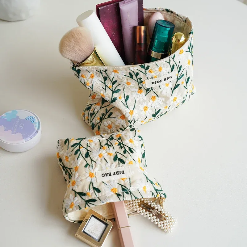 sac de maquillage pour femmes, marguerite brodée blanche, porte-monnaie portable, étui pour clés, cosmétiques, rouge à lèvres, sac de rangement, sac de doublure de banlieue ins