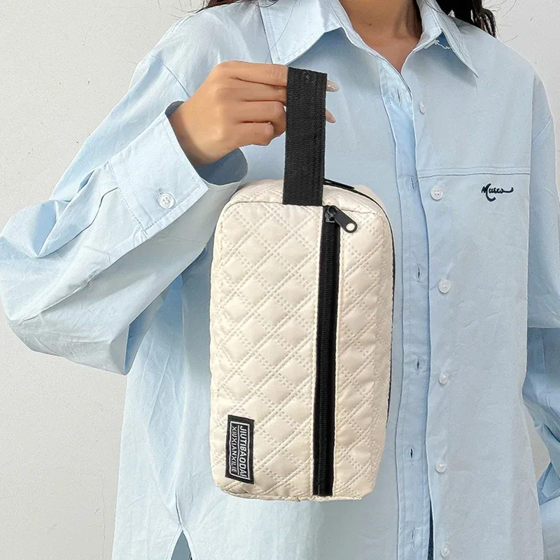sacs à dos de style neutre pour hommes et femmes, adaptés aux voyages, au shopping et au tourisme. la trousse de maquillage est conçue de manière simple.