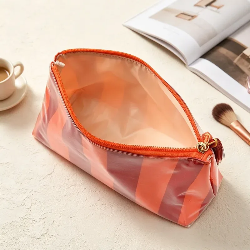 nouvelle trousse de maquillage rayée 2026 avec fermeture éclair et pompon, pochette de rangement imperméable pour cosmétiques et articles de toilette de voyage