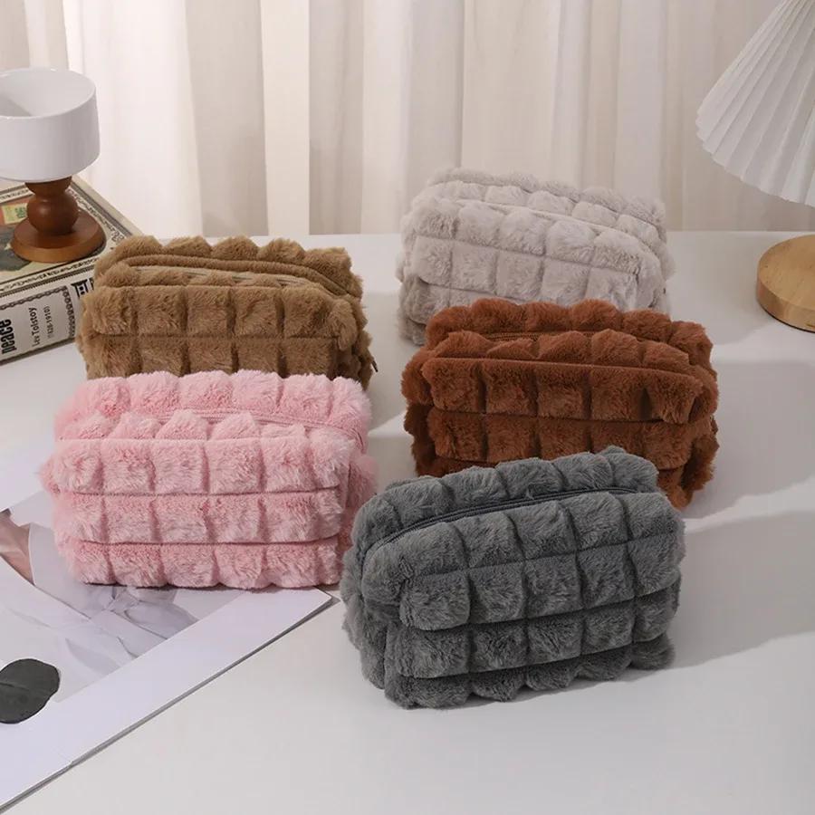 Sac à cosmétiques élégant en peluche pour femmes, organisateur multifonctionnel pour cosmétiques et rouges à lèvres, parfait pour son usage quotidien et pour les cadeaux
