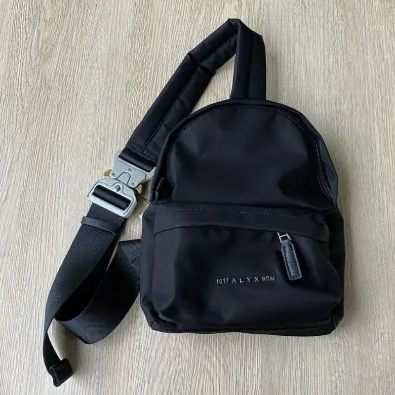 1017 Nylon tissu sacs à dos haute rue à la mode hommes femmes voyage prise en métal lettre Logo Rossbody sac Simple sac à dos