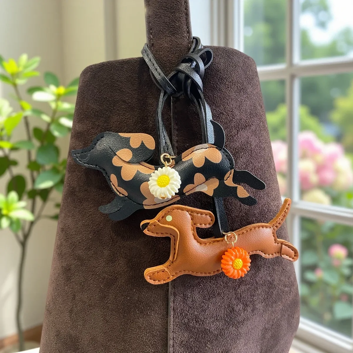 porte-clés teckel en similicuir, breloque pour sac en forme de chiot avec fleur de marguerite - accessoires pour sac à main et sac à dos, cadeau pour les amoureux des chiens