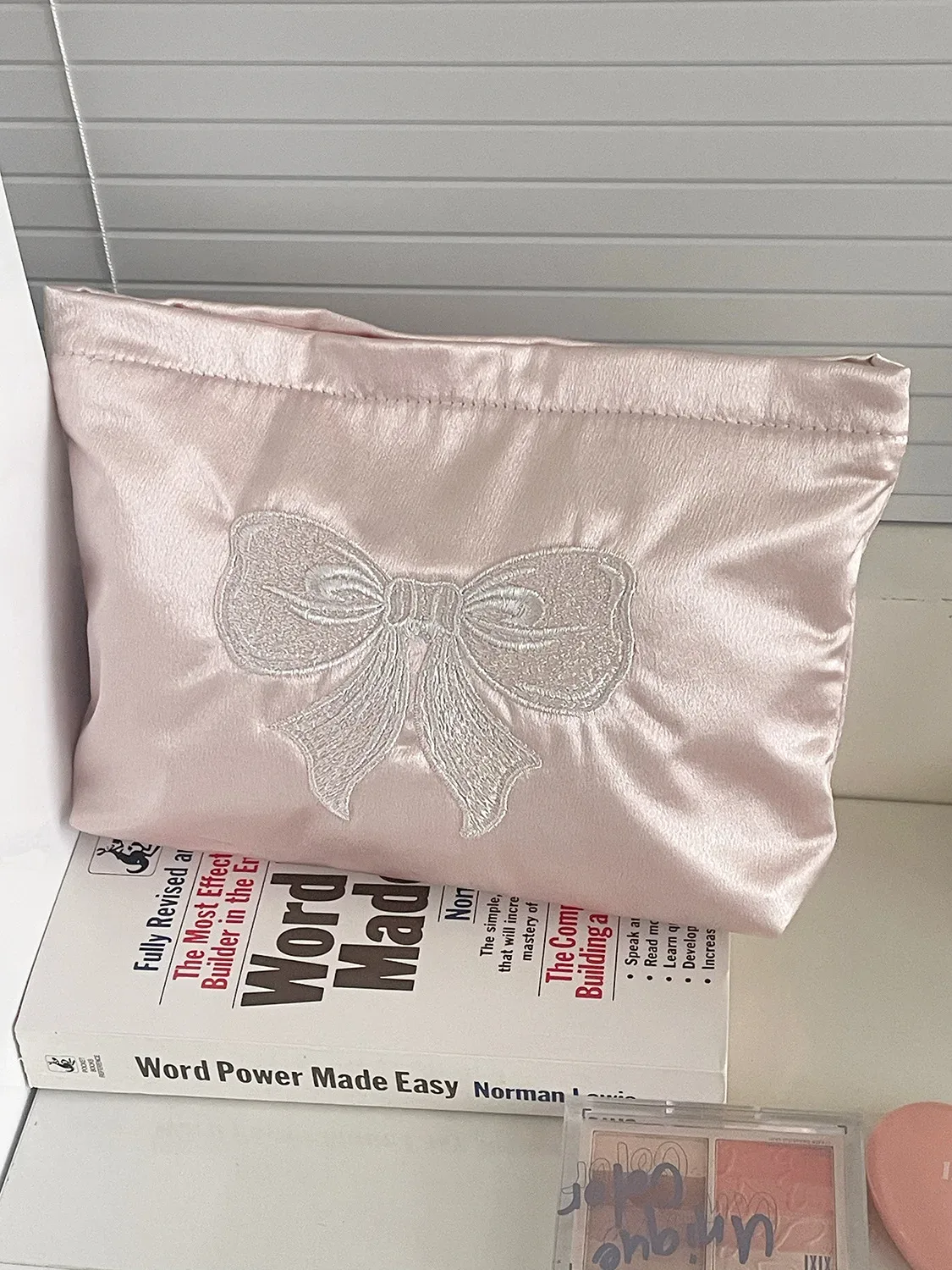 pochette de maquillage rose nacrée avec nœud, mignonne et féminine, en satin brodé, grande capacité, sac de rangement pour cosmétiques