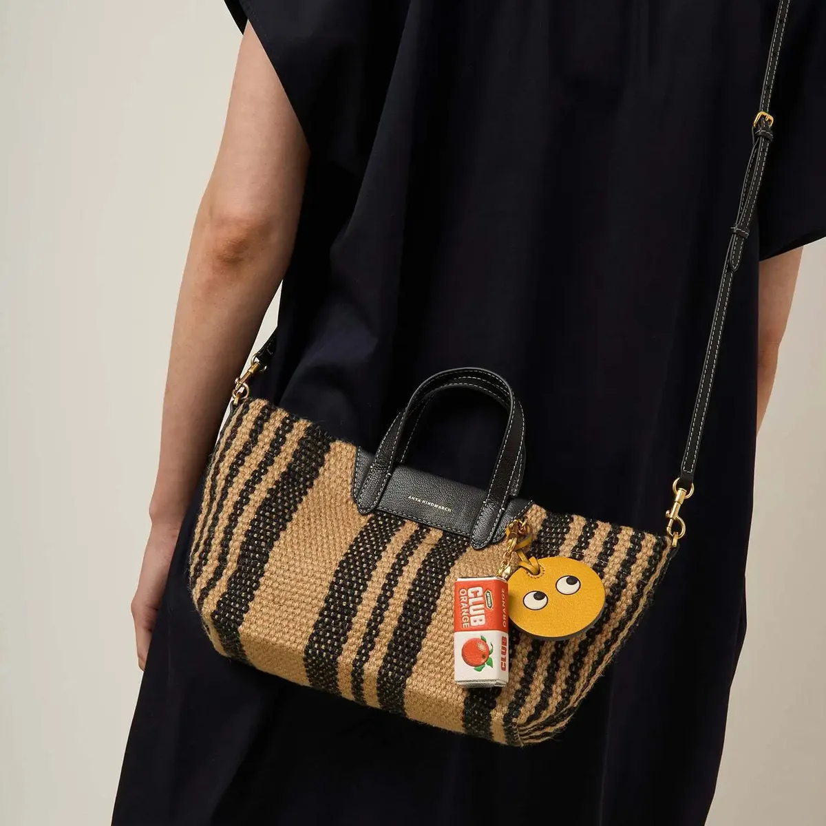 breloque de sac vintage en forme de sachet de ketchup tomate, pendentif alimentaire rétro en similicuir, porte-clés amusant pour sac à main, sac à dos, accessoire de sac.