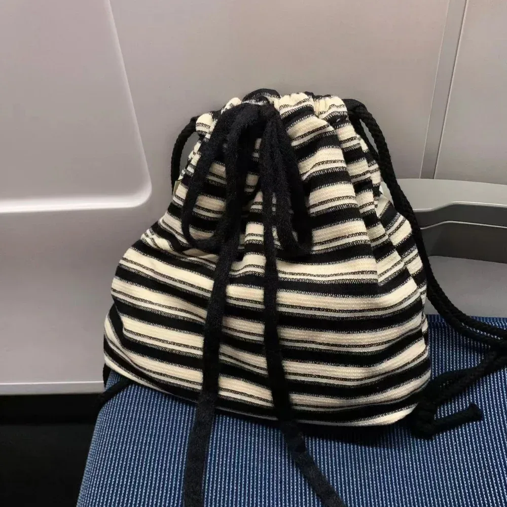 sac à dos rayé de loisirs de haute qualité, contrastant, souple, avec cordon de serrage, simple, blanc et noir, pour les trajets quotidiens et les étudiants