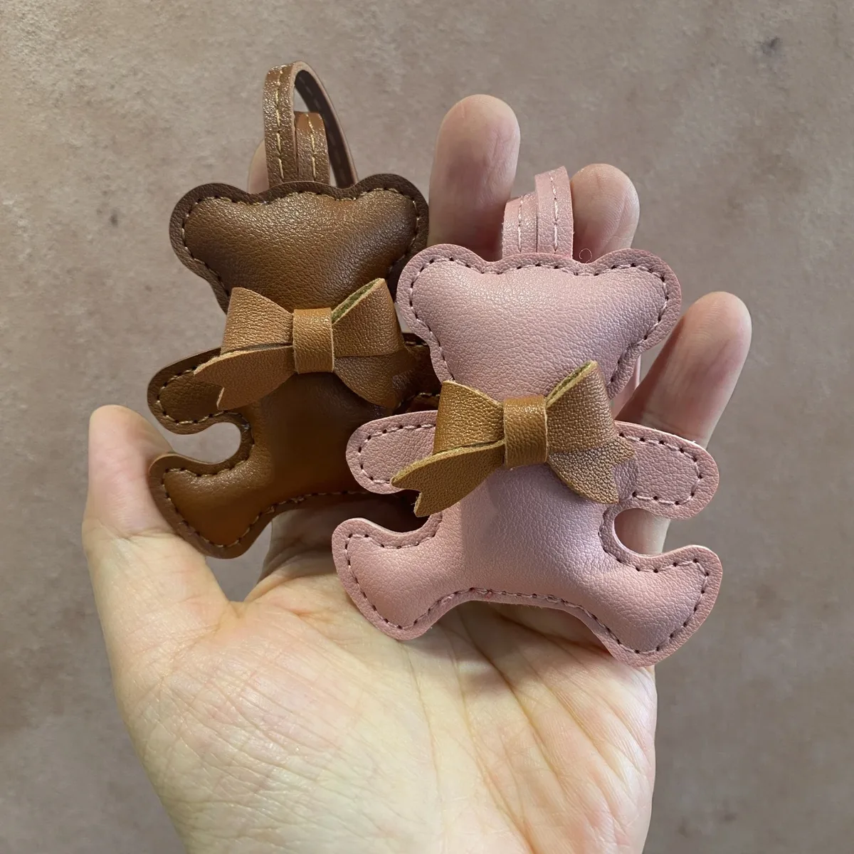mignon charme en cuir pu en forme d'ours, adorable pose de câlin avec un petit nœud, pendentif animal pour sacs à main et sacs à dos, cadeau pour femmes