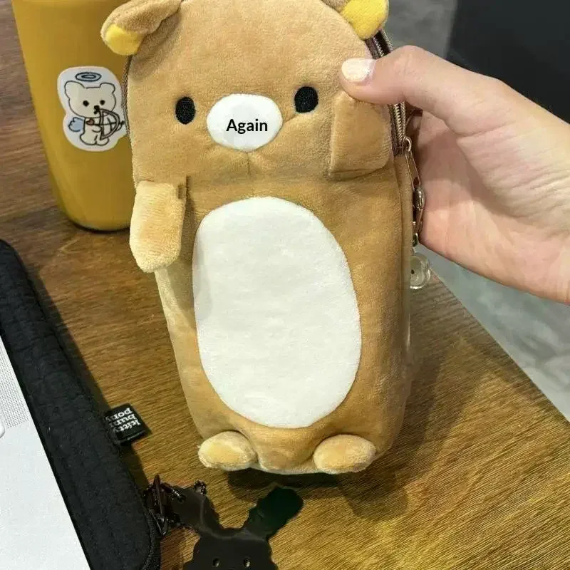 sac de rangement multifonctionnel grande capacité pour stylos, motif ours mignon en position debout et autoironique, idéal pour les étudiants