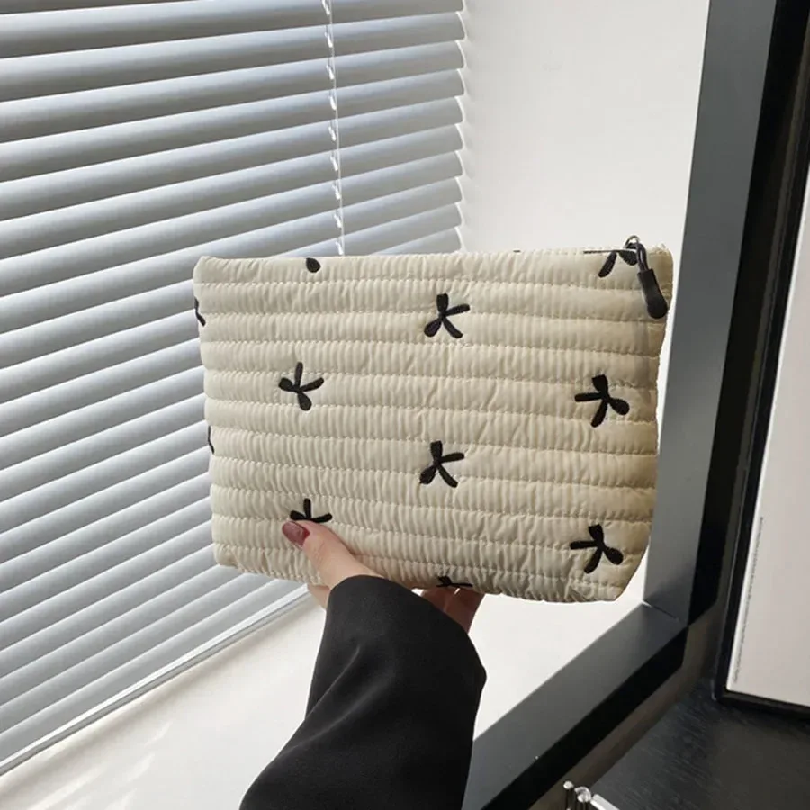 Sac fourre-tout brodé avec nœud pour femme, trousse de maquillage portable, pochette de rangement mignonne pour cosmétiques et articles de toilette, sac à main matelassé en coton avec fermeture éclair