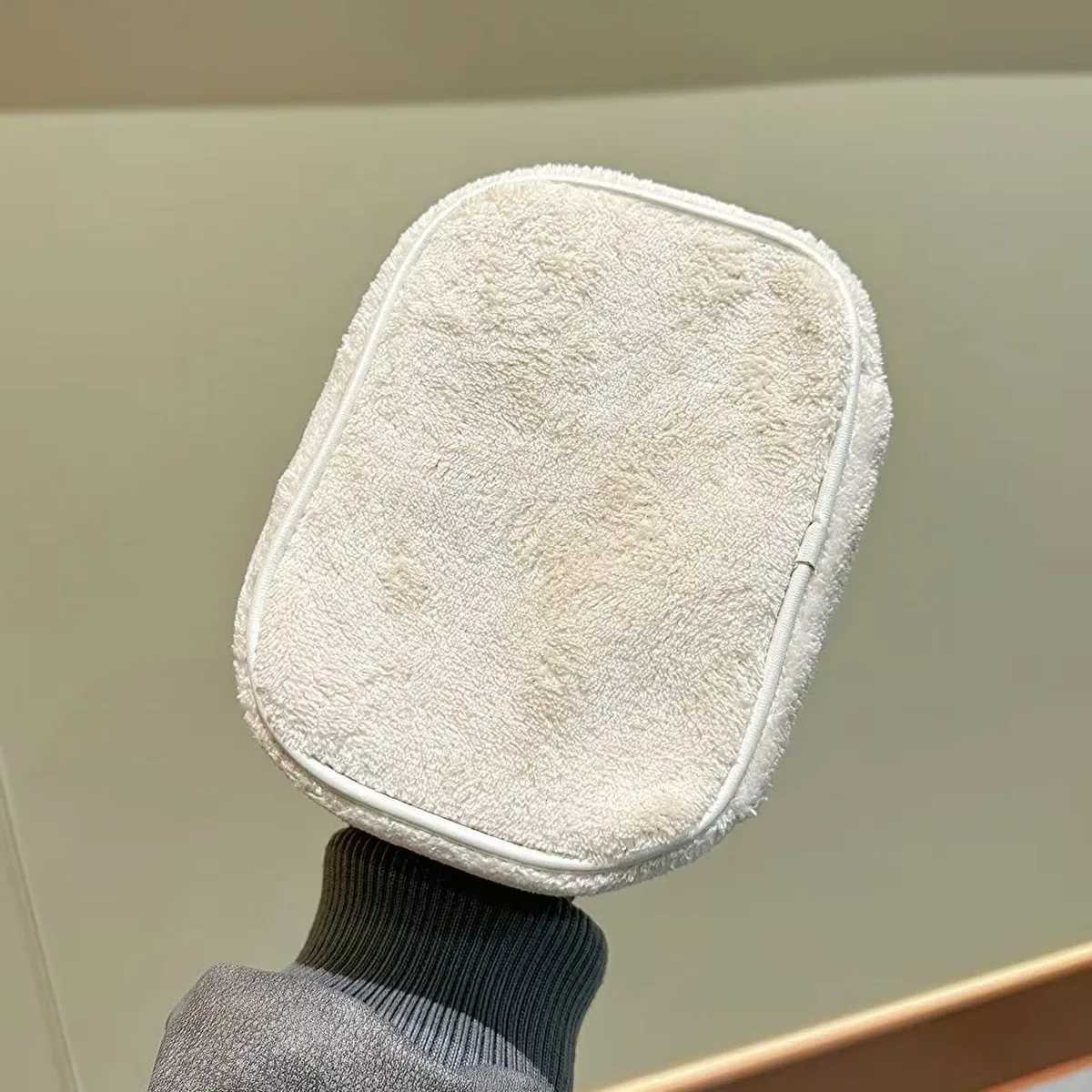 pochette à maquillage en peluche style ins avec broderie fraise, sac de rangement portable et léger, idéal pour un usage quotidien et les voyages en plein air