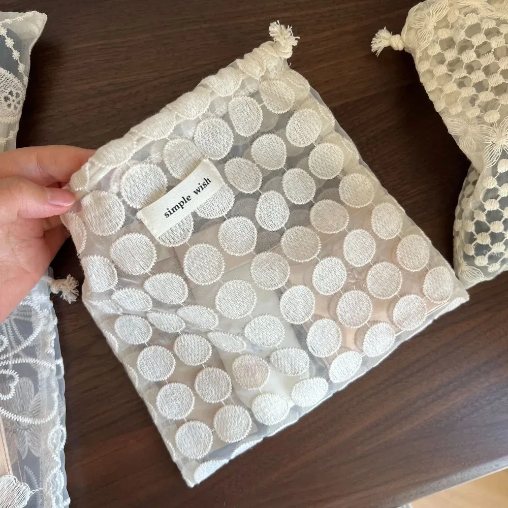 pochette à cordon portable pour broderie florale, sac de rangement rétro en dentelle ajourée, petite trousse de maquillage pratique à tenir à la main