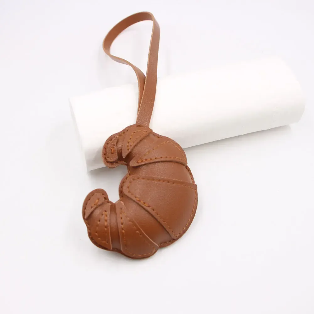 porte-clés à breloques en croissant en cuir fait à la main pour femmes, pendentif de sac à dos de nourriture mignon, cadeau de bijoux pour couple et ami
