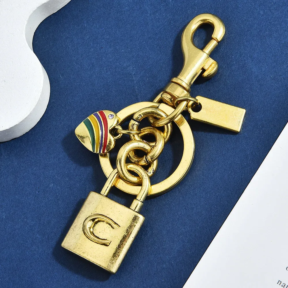 porte-clés cadenas lettre c cœur arc-en-ciel vert sauge doré, breloque de sac personnalisable, pendentif de luxe pour sac à main femme