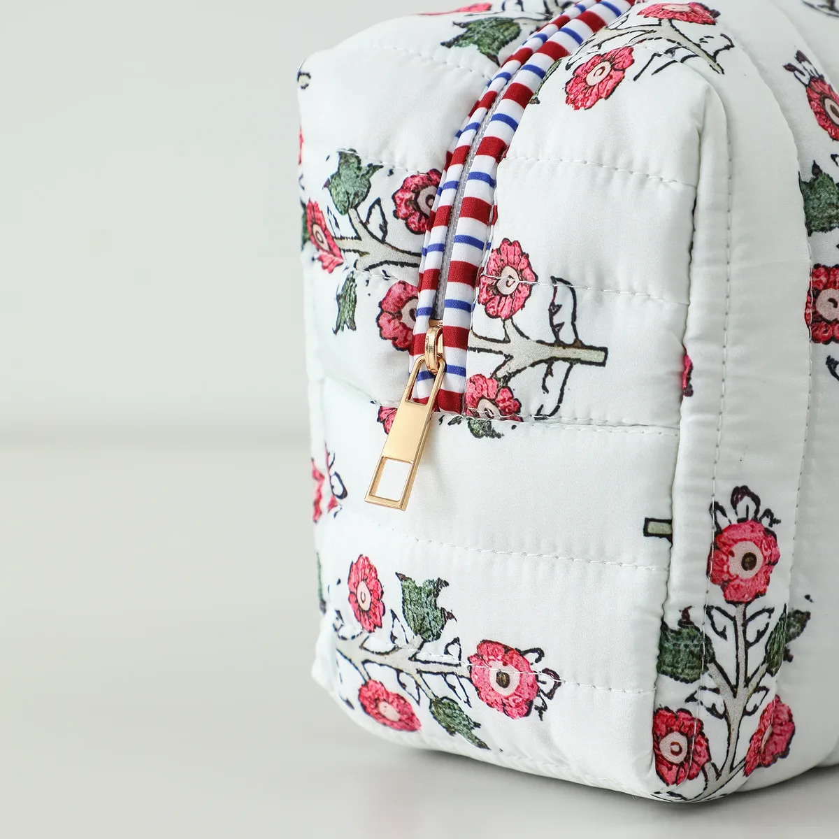 sac à cosmétiques à fleurs, trousse de toilette matelassée pour femmes et filles, sac organisateur de voyage avec doublure rayée, cadeau de demoiselle d'honneur