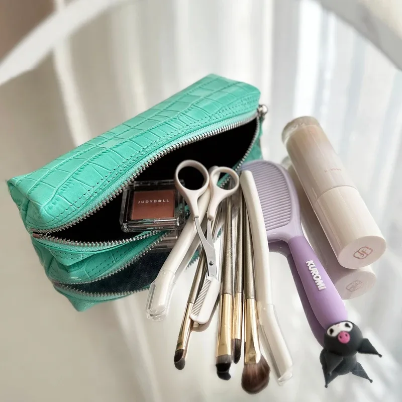 personnaliser les initiales première couche de peau de vache motif crocodile voyage mini pochette sacs de maquillage pour femmes concepteur de luxe 2026 nouveau dans le sac organisateur en cuir véritable