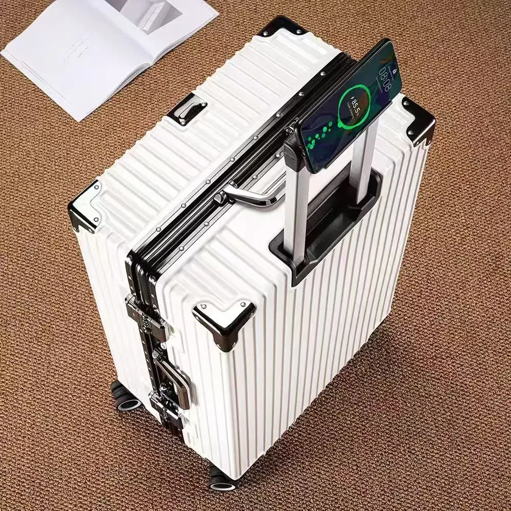 valise wolverine, une valise rigide avec 108 rivets, taille 20-28 pouces, dotée de roues silencieuses tout-terrain et d'un porte-gobelet.