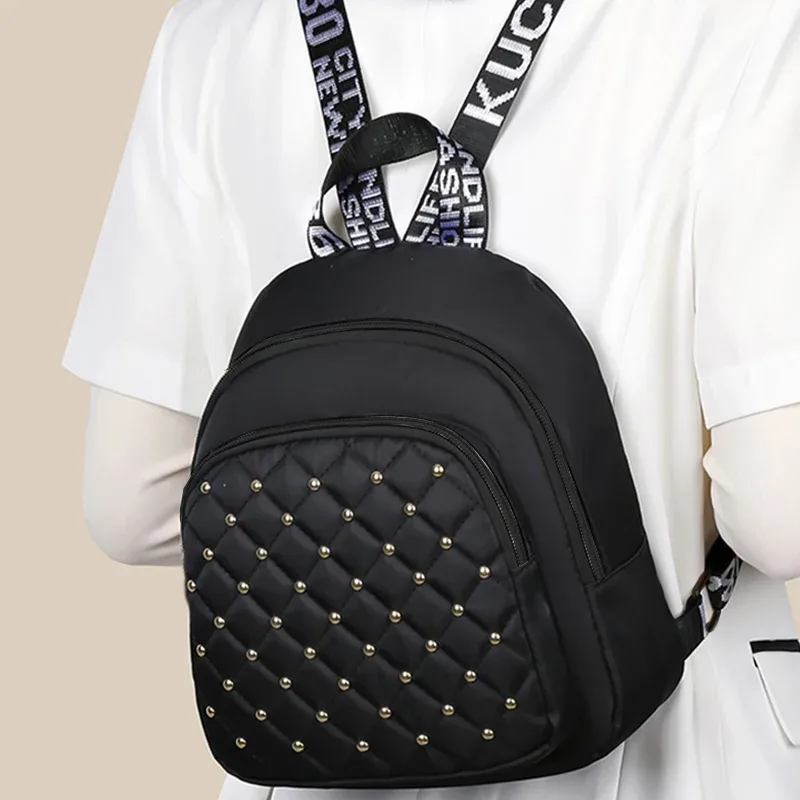 sac à dos clouté chic et élégant, multicolore, matelassé, sangle réglable, léger pour les déplacements quotidiens, sac élégant fonctionnel décontracté