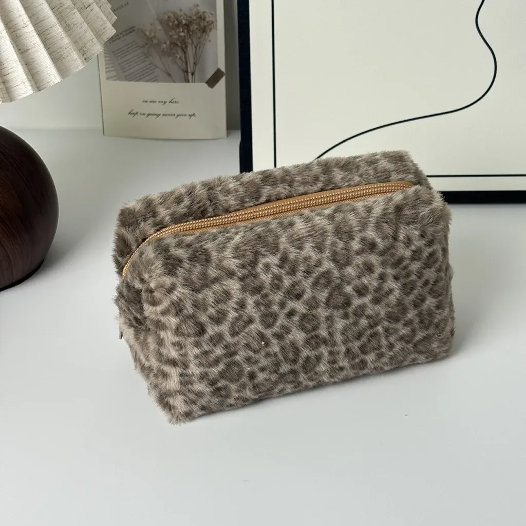sac à cosmétiques imprimé léopard, sac de rangement compact et portable pour voyage, trousse à cosmétiques unisexe, trousse de toilette tendance en polyester pelucheux
