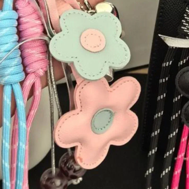 Breloque de sac en forme de cœur floral pour femme, en cuir PU, style bohème, pendentif mignon pour sac à main, sac fourre-tout, sac à dos, idéal pour le bureau et l'école