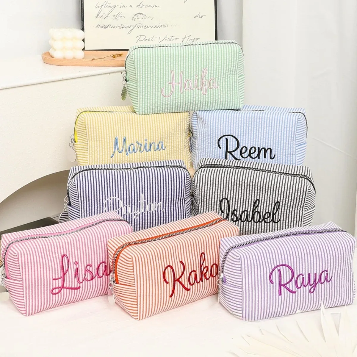 trousse de maquillage à rayures brodée – trousse à cosmétiques personnalisée, pochette de beauté élégante, cadeau parfait de demoiselle d'honneur pour la célébration du mariage