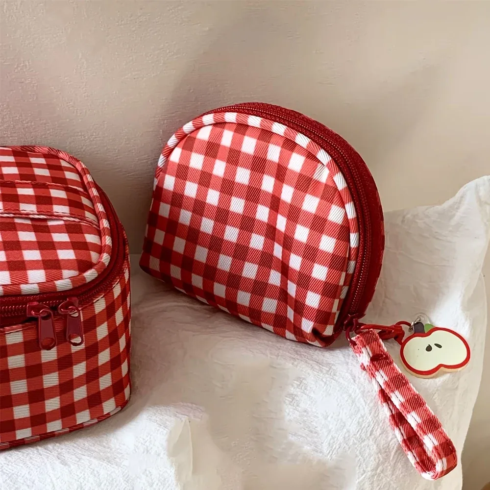 Mini trousse de toilette rétro à carreaux rouges, légère et portable avec sangle de poignet et poignée, grande capacité avec fermeture à glissière, adaptée pour la salle de sport et l'usage quotidien