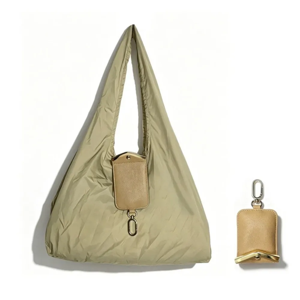sac fourre-tout porte-clés couleur unie, mini sac de shopping pliable résistant aux déchirures, ultra-léger et peu encombrant, pochette 2-en-1 avec breloque.