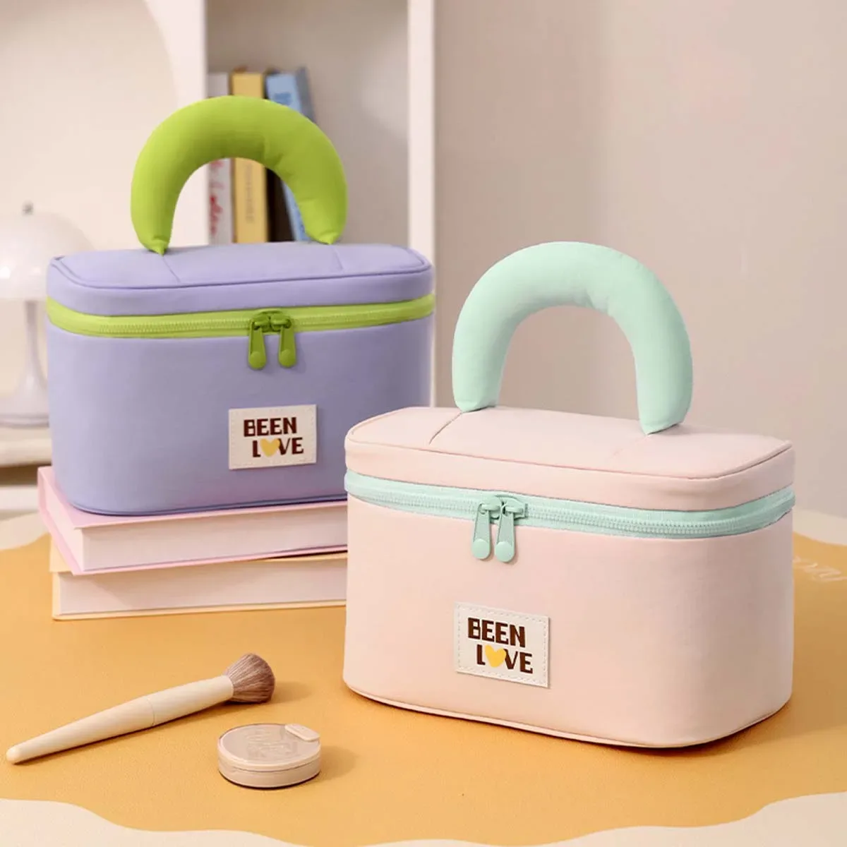 Le nouveau sac de rangement portable pour articles de toilette et cosmétiques de voyage comprend un rangement partiqué de grande capacité pour les sacs de maquillage à main