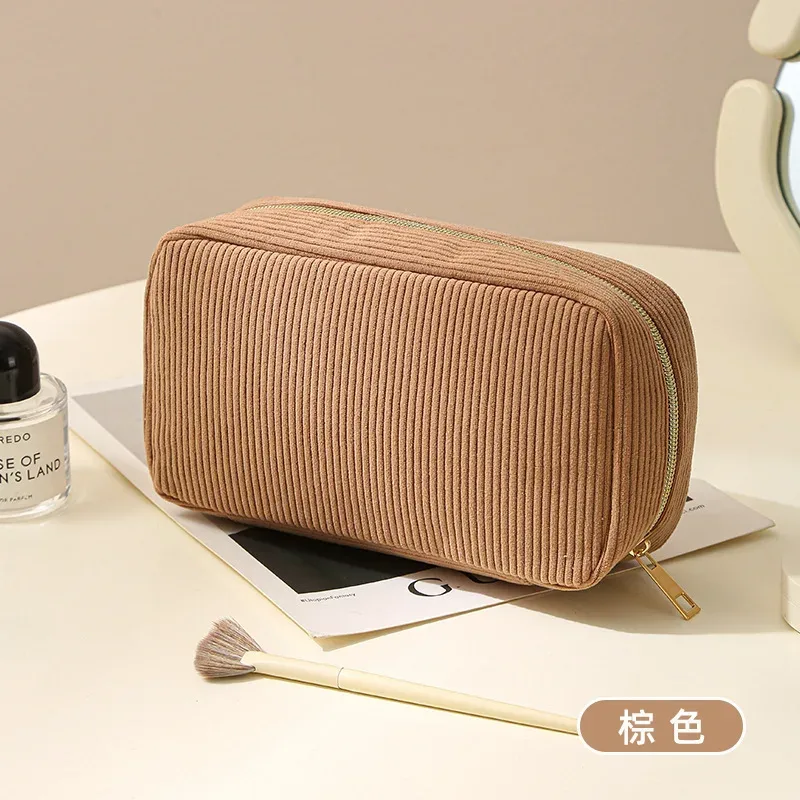 pochette à maquillage en velours côtelé brodée avec un nom personnalisé, sac cosmétique pour femmes, pochette de beauté, cadeau parfait pour une demoiselle d'honneur pour une célébration de mariage