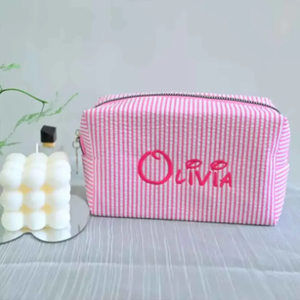trousse de toilette brodée sur mesure, pochette cosmétique personnalisée en seersucker rayé, organiseur de voyage couleur bonbon, cadeaux pour demoiselles d'honneur