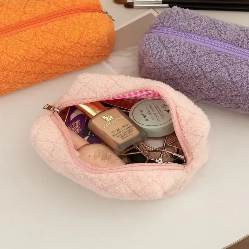 trousse de maquillage douce en peluche avec poignée intégrée ; motif cœur adorable ; rangement cosmétique portable de voyage, trousse à crayons et pochette organisateur.
