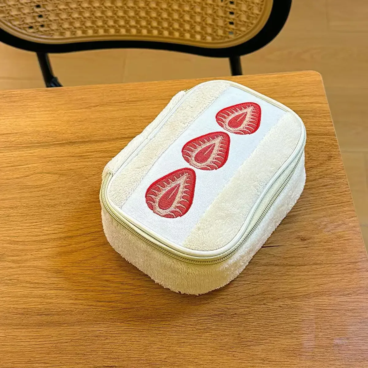 pochette à maquillage en peluche style ins avec broderie fraise, sac de rangement portable et léger, idéal pou