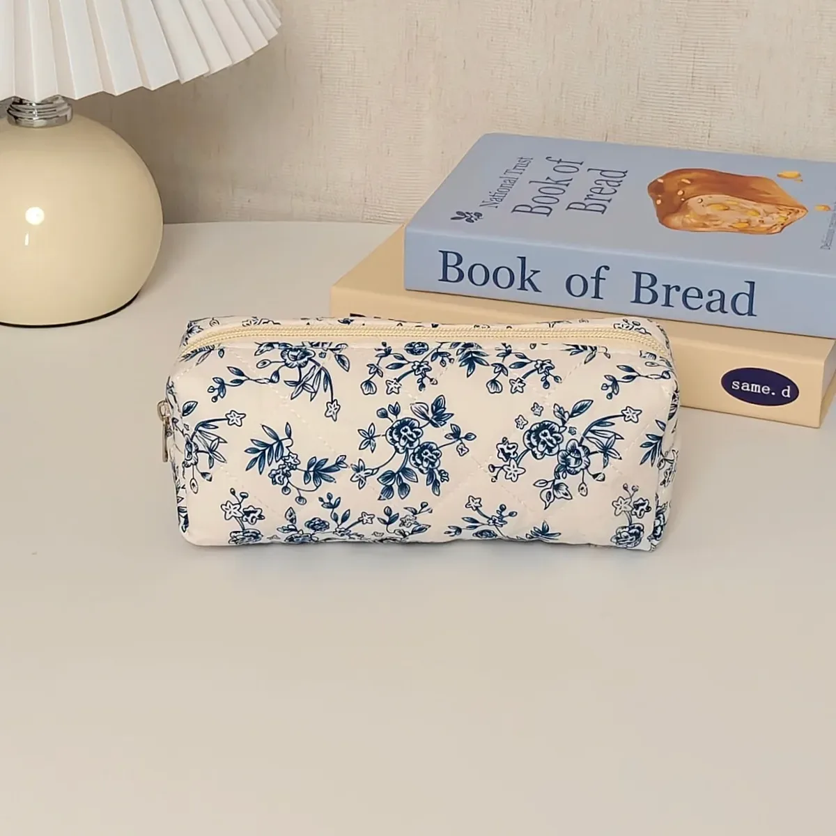 pochette de maquillage à imprimé floral bleu, en coton matelassé, grande capacité, organiseur de cosmétiques portable pour les voyages, pochette de rangement pour articles de toilette pour femmes