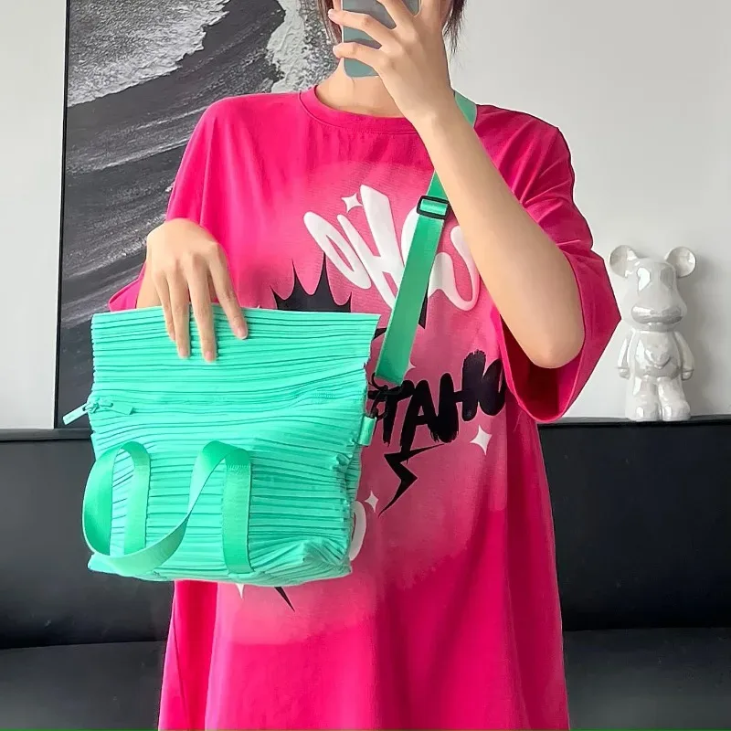 Sac carré plissé Miyake tendance décontracté grande capacité, nouveau sac de sport 2026, pochette de rangement loisirs, sac bandoulière portable réglable