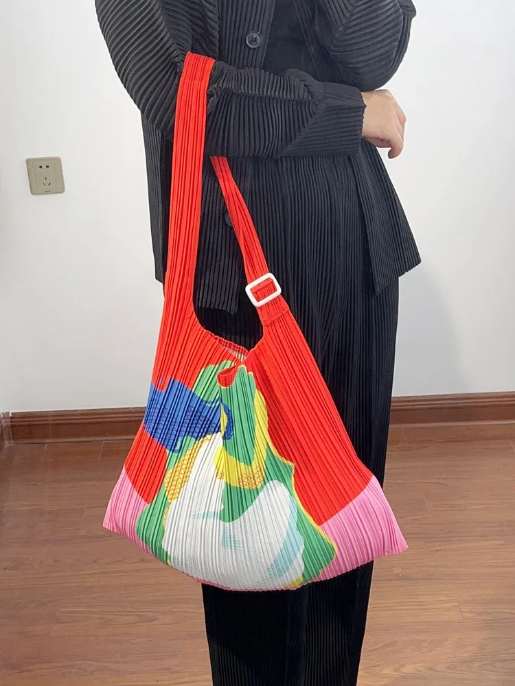 le nouveau sac à main plissé pour femme de miyake avec impression est un sac à bandoulière unique pratique pour le shopping
