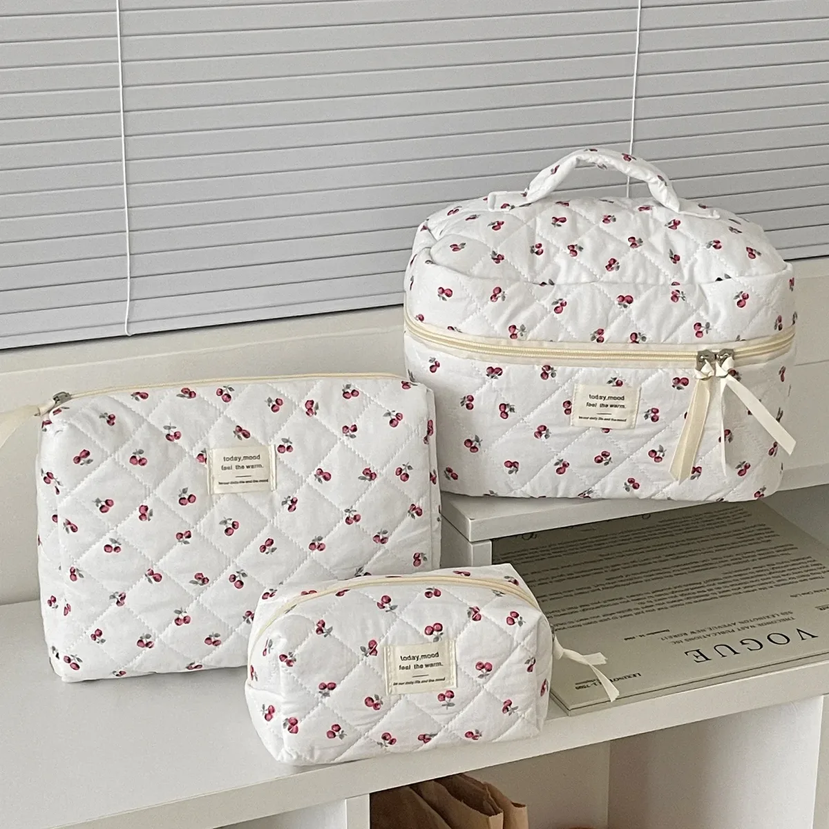 Sac de maquillage en coton matelassé motif cerise mignon pour femme, trousse de toilette zippée, organisateur de cosmétiques, sac à main portable et tendance pour femme