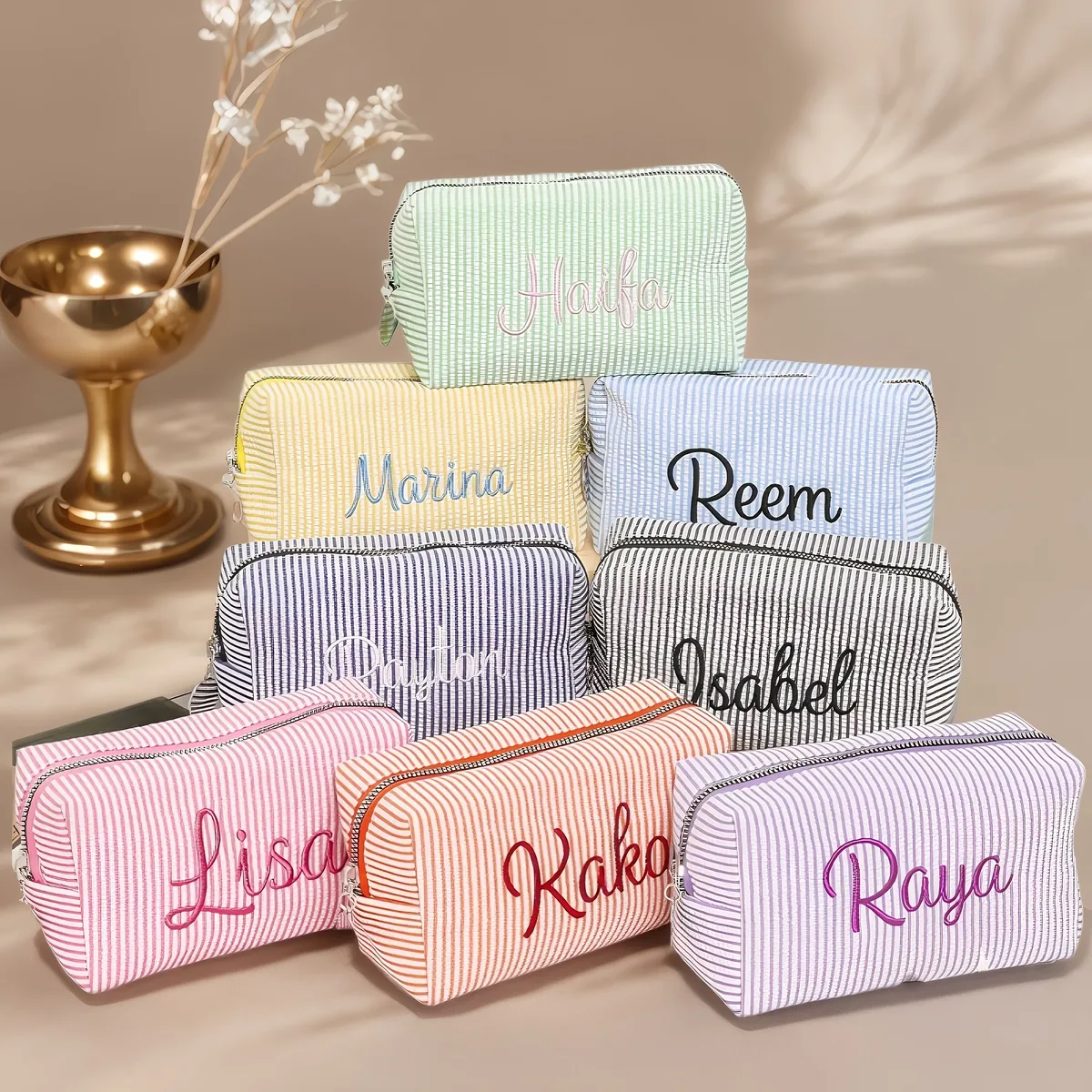 pochette de maquillage en seersucker brodée avec nom, trousse de toilette personnalisée, cadeau personnalisé pour demoiselle d'honneur, pour mariage, voyage, rangement