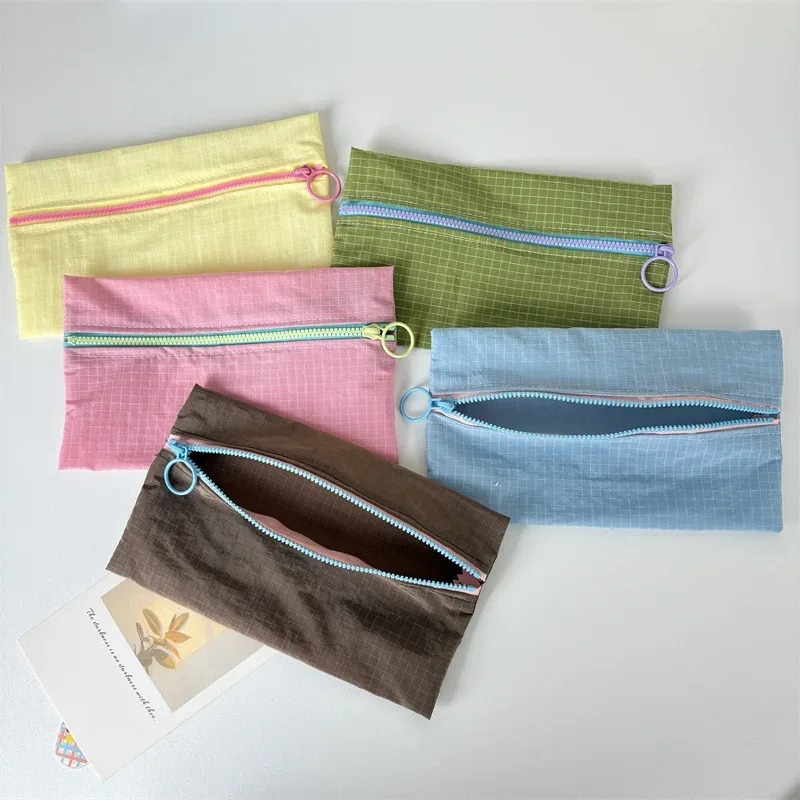 porte-monnaie zippé portable simple avec logo personnalisé, grande capacité, sacs cosmétiques à carreaux pour femmes, trousse à crayons fine et tendance