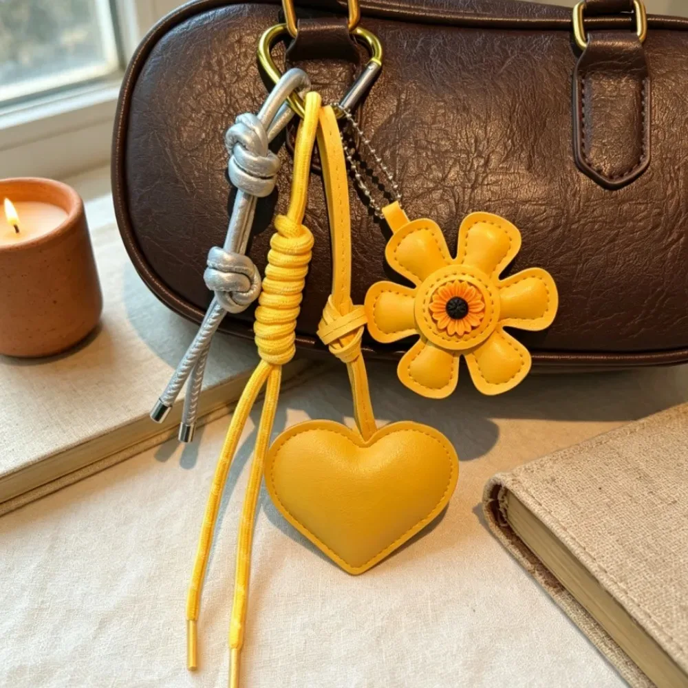 breloque et porte-clés vintage en cuir en forme de cœur fleuri, pendentif de sac bohème fait main avec pompon pour femme, accessoire esthétique pour sacs fourre-tout