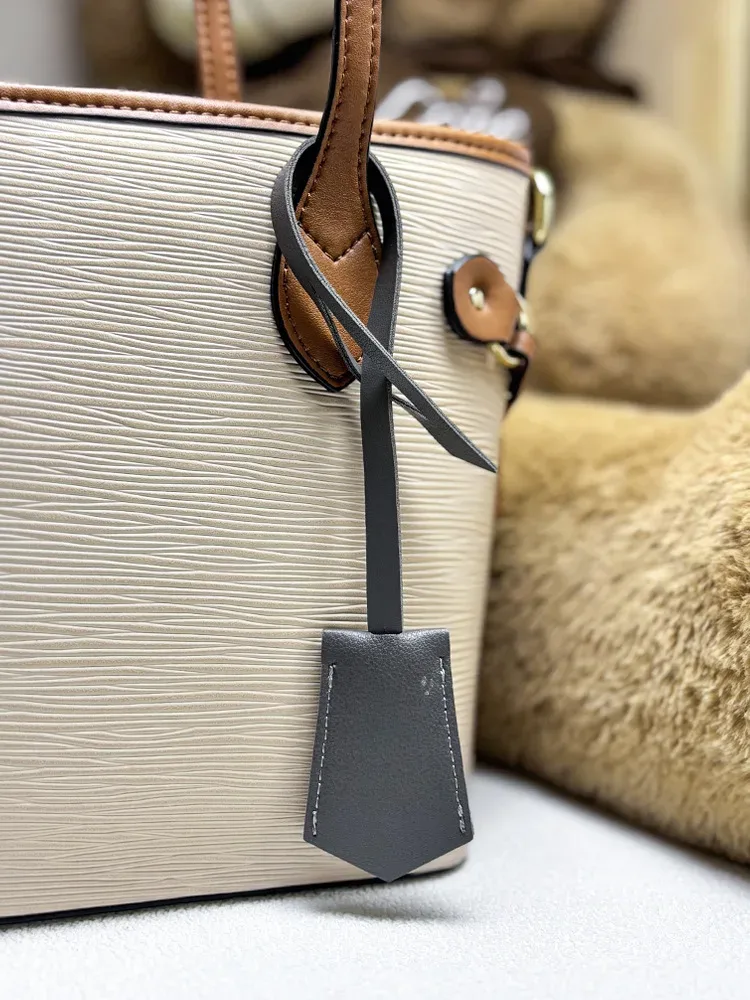 lettre personnalisable gratuite, nouveaux accessoires de sac en cuir pu, pendentif d'étiquette de bagage personnalisé multicolore, en stock pour garçons et filles