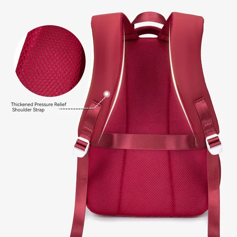 la fille utilise un sac à dos. sac à dos d'étudiant. sac à dos pour collégien. un sac à dos de voyage léger et classique adapté aux jeunes