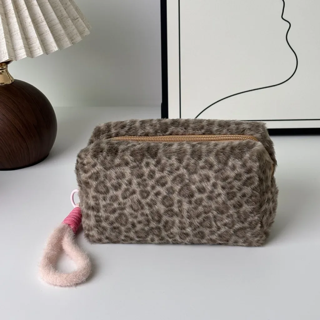 sac à cosmétiques imprimé léopard, sac de rangement compact et portable pour voyage, trousse à cosmétiques unisexe, trousse de toilette tendance en polyester pelucheux
