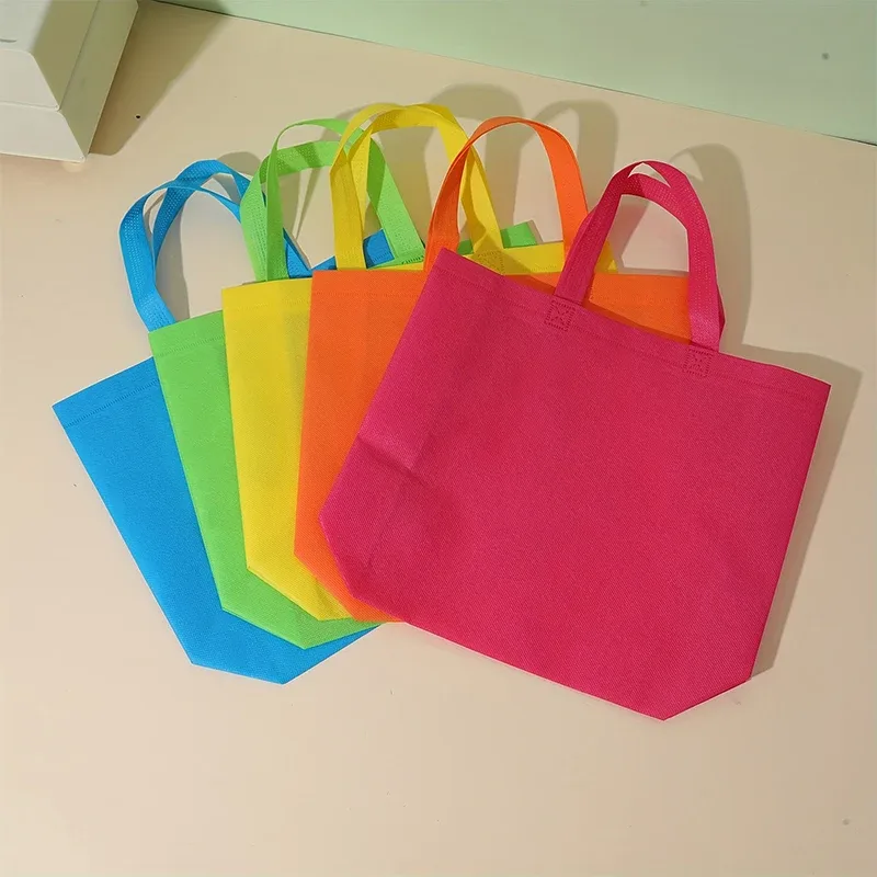 5 sacs fourre-tout non tissés, sacs d'emballage cadeau réutilisables de grande capacité, sacs de rangement de voyage portables et pliables, sacs fourre-tout de rangement, adaptés au transfert thermique diy, à la broderie, aux cadeaux d'anniversaire, aux cadeaux de fête et à la confection de cadeaux han.
