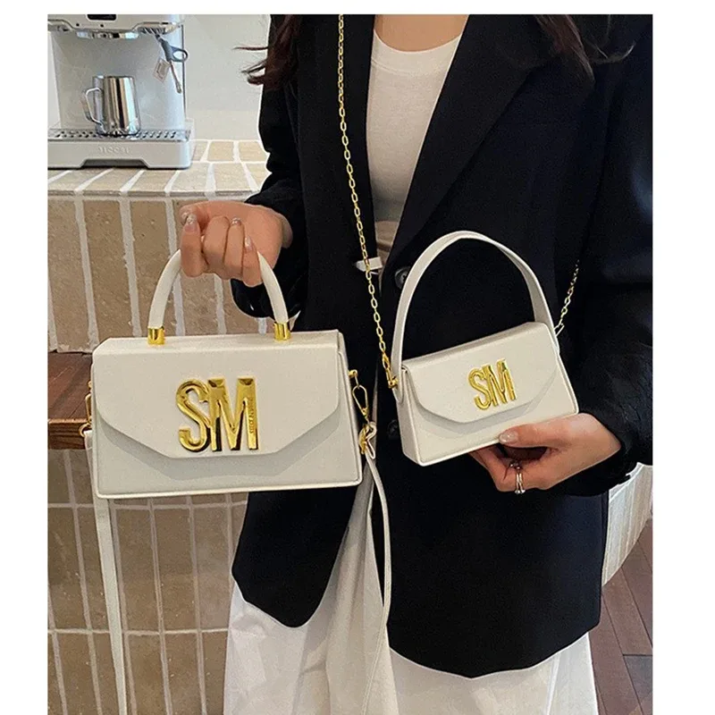sac carré à main steve madden à texture haut de gamme, sac à bandoulière tendance avec combinaison de tailles, sac boîte à porter en bandoulière pour les trajets quotidiens.