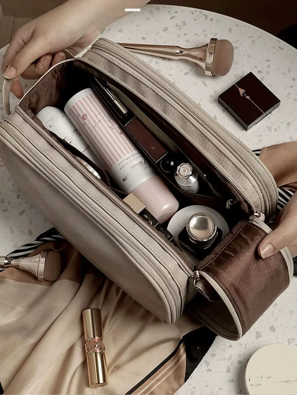 sac de maquillage multifonctionnel pour femmes, grande capacité, portable, haut de gamme pour les voyages, sac de rangement pour pinceaux de maquillage et articles de toilette.