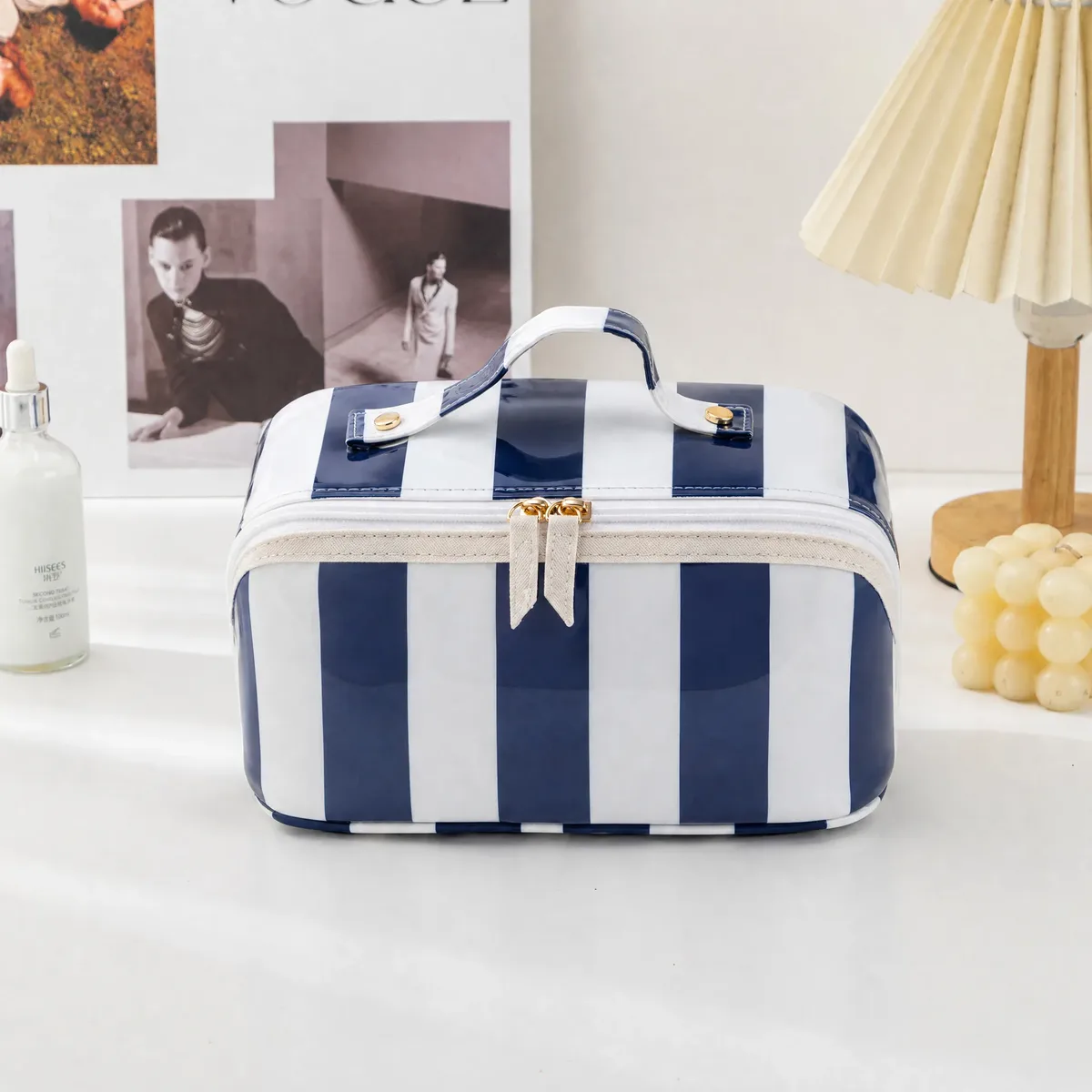 sac de voyage léger à grande capacité en pvc rayé pour cosmétiques, haute valeur esthétique, matériau intérieur oxford imperméable, triangulaire