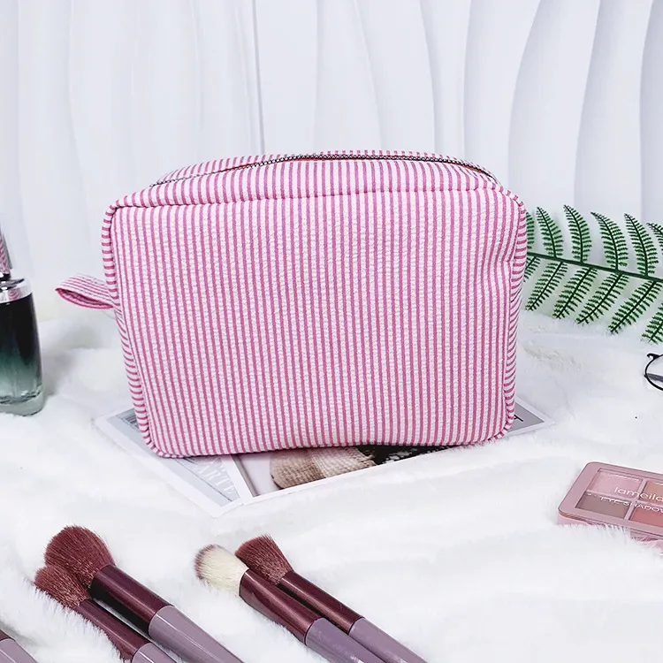 trousse de toilette brodée sur mesure, pochette cosmétique personnalisée en seersucker rayé, organiseur de voyage couleur bonbon, cadeaux pour demoiselles d'honneur