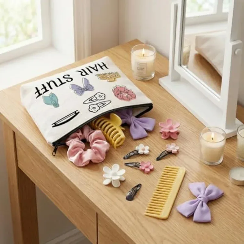 Une trousse de maquillage amusante, multicolore, avec motif d'accessoires pour cheveux imprimé sur elle.