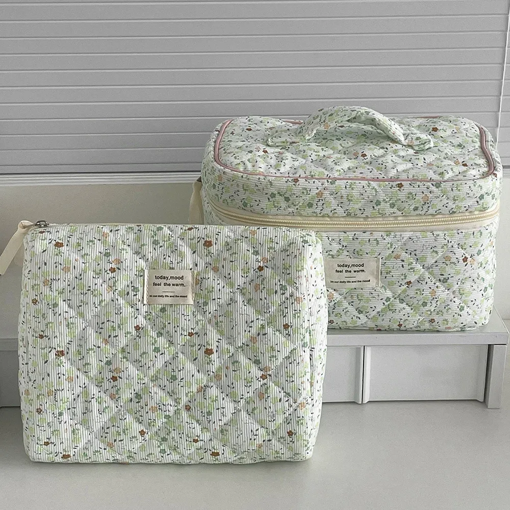 Sac à cosmétiques de luxe de grande capacité pour femmes, organisateur de voyage, pochette de rangement de maquillage, sac matelassé à fleurs Vintage pour dames, vente en gros