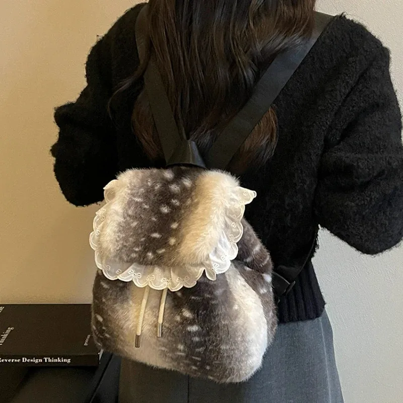 sac à dos en peluche tendance avec rabat à volants en dentelle, grande capacité, sac de voyage décontracté, sac d'école vintage, sac à dos doux et mignon pour femmes.