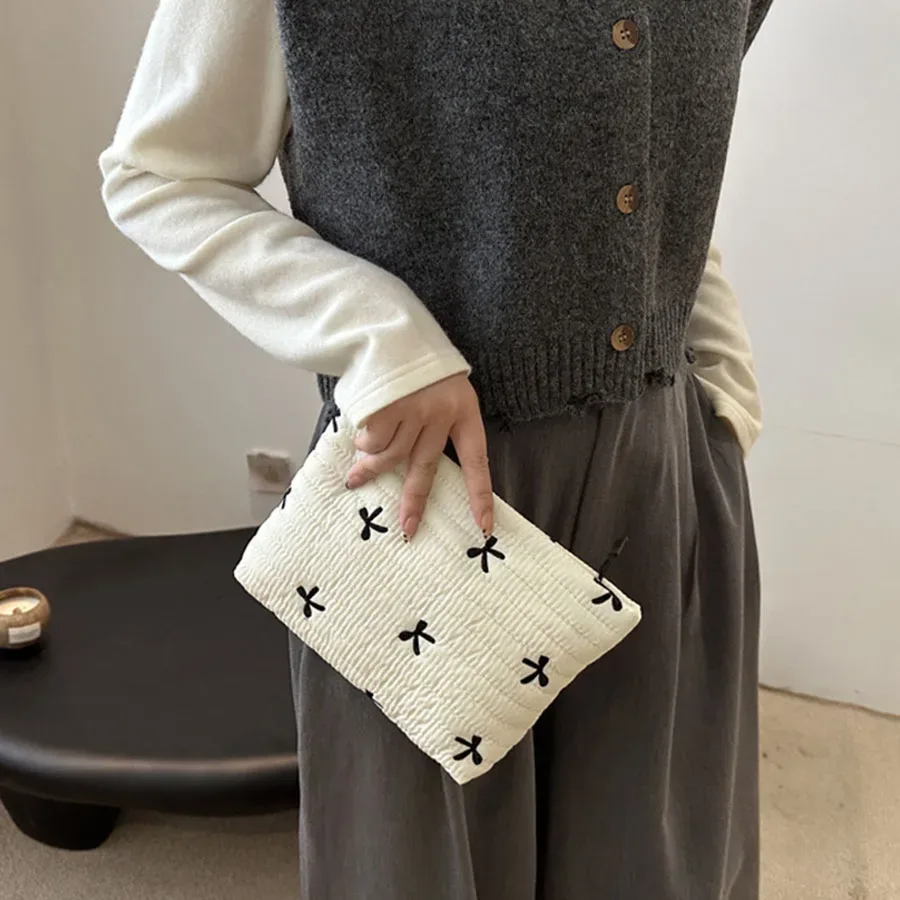 sac fourre-tout brodé avec nœud pour femme, trousse de maquillage portable, pochette de rangement mignonne pour cosmétiques et articles de toilette, sac à main matelassé en coton avec fermeture éclair